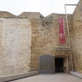 Iniziamo il nostro viaggio dall�entrata del Museo Archeologico di Santa Scolastica, situata su piazzale Cristoforo Colombo, largo che si affaccia sul Lungomare Imperatore Augusto